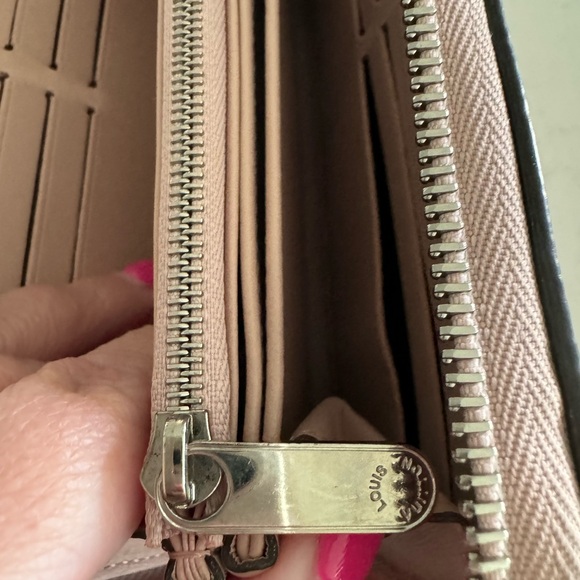 Like New Louis Vuitton Zippy Wallet - Picture 8 of 11